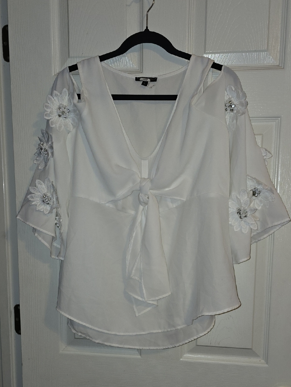 Alberto Makaliā White Cold-Shoulder Floral Tie-Front Blouse